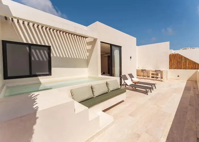 Sleek Penthouse Escape With Rooftop Pool Apartamento