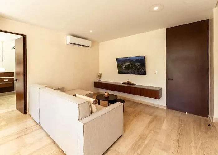 Sleek Penthouse Escape With Rooftop Pool *