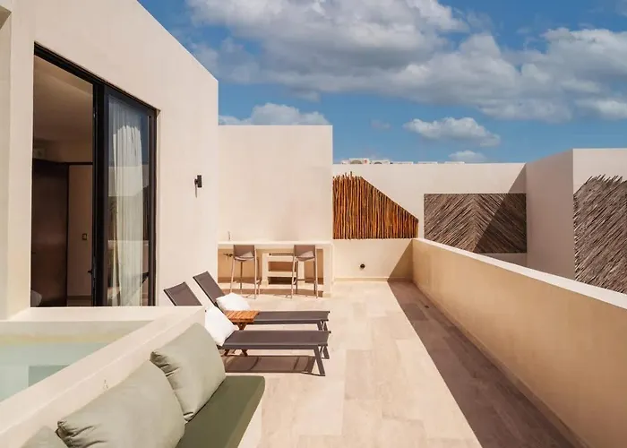Sleek Penthouse Escape With Rooftop Pool Apartamento