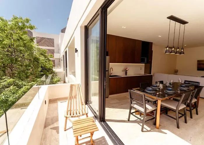 Sleek Penthouse Escape With Rooftop Pool Apartamento