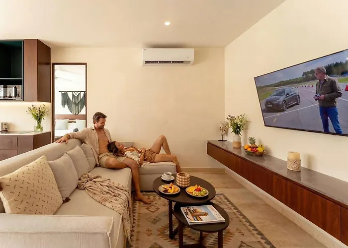 Sleek Penthouse Escape With Rooftop Pool Apartamento